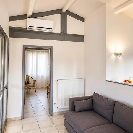 شقة Celestin - Charming Historic Stone Duplex With Private Patio & Air Conditioning *