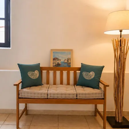 شقة Celestin - Charming Historic Stone Duplex With Private Patio & Air Conditioning *