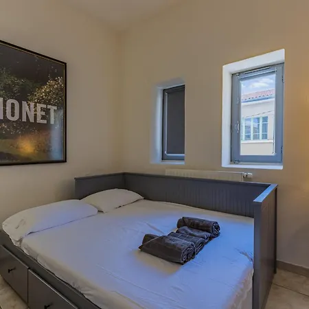 Celestin - Charming Historic Stone Duplex With Private Patio & Air Conditioning Beziers