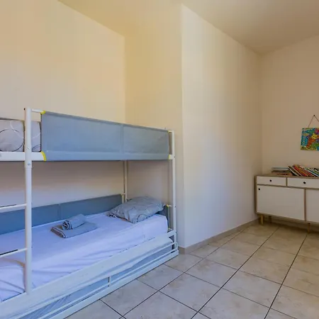Celestin - Charming Historic Stone Duplex With Private Patio & Air Conditioning شقة