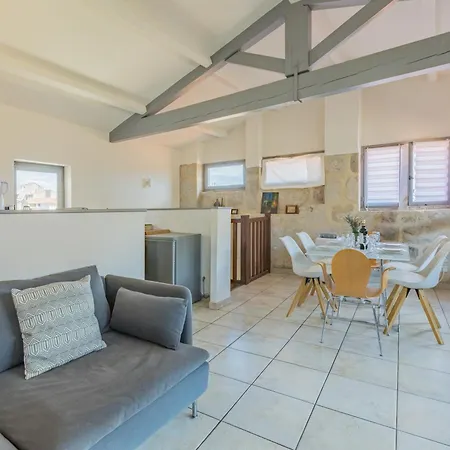 Apartment Celestin - Charming Historic Stone Duplex With Private Patio & Air Conditioning *